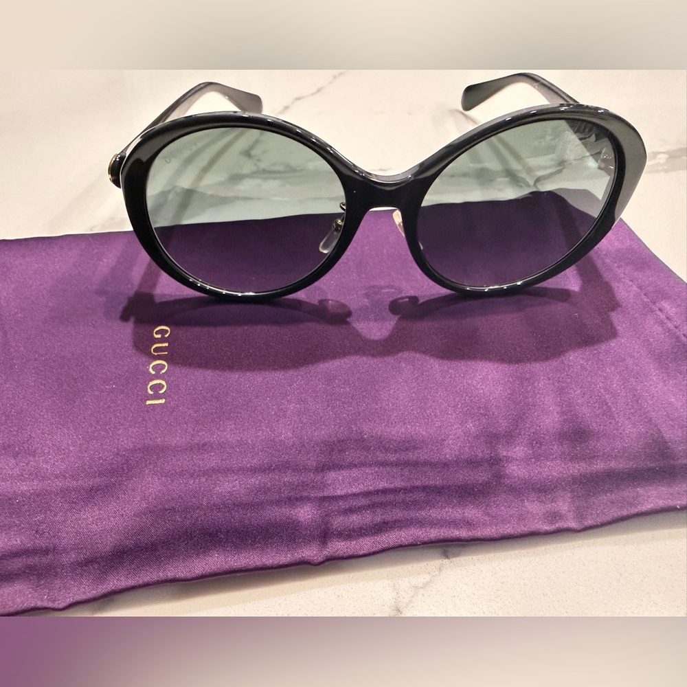 Gucci Elegant Black round Sunglasses